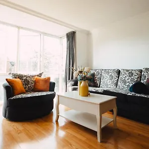 https://goldenglow-apartment-15-min-airport.dublin-hotelsweb.com